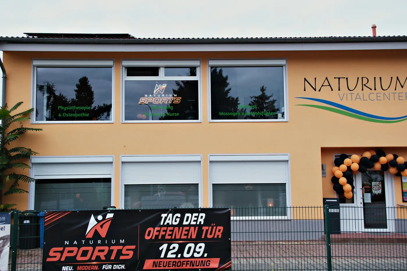 Fassade des Gebäudes mit Naturium Vitalcenter und Naturium Sports in Glindow